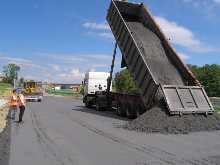 Mieszanka do budowy dróg z użyciem odpadów. Fot. PGE